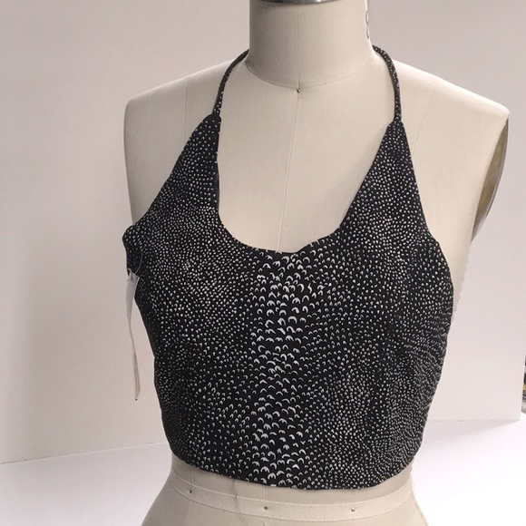 Chic Black and White halter bandanaTop. - Picture 3 of 7